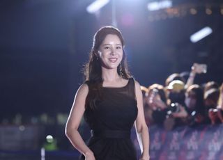 레드카펫 들어서는 손성윤