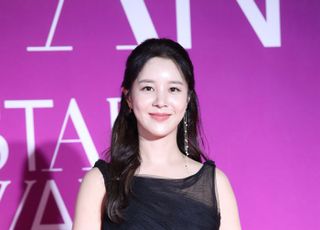 작은 하트 만드는 손성윤