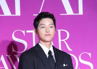 송중기, '가지런한 양손'