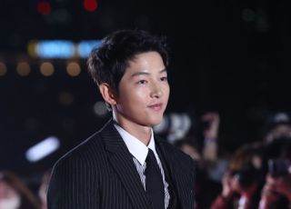 레드카펫 들어서는 송중기 '걷는 모습도 잘생겼네'