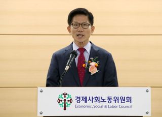 취임사 밝히는 김문수 경사노위 위원장