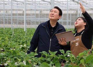 "우리 농업의 미래 봤다"…尹대통령, 스마트농업 현장 방문해 적극 지원 약속