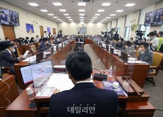 [2022국감] 與 "MBC는 자막 조작, 한상혁은 비굴" vs 野 "아무리 들어도 바이든"