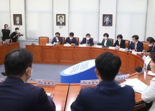 민주당 회의실에 나란히 걸려 있는 문재인-노무현-김대중 전 대통령 사진 액자