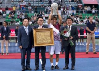 2022 WTA·ATP 협찬사 코즈볼, ATP 우승자 니시오카에게1억 상당의 금화 작품 수여