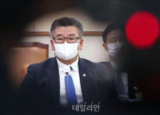 '문자 논란' 유병호 감사원 사무총장, 국정감사 출석