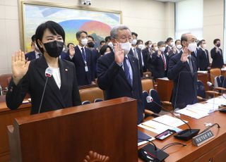 국정감사 선서하는 전현희 국민권익위원장