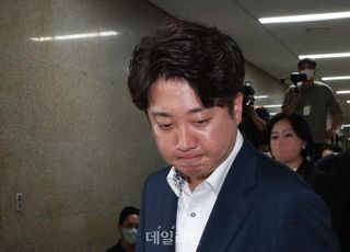 이준석 항고 포기…'정진석 비대위 효력' 인정 법원 결정에, 항고장 내지 않아  