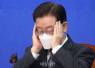 "김용 정도 돼야 측근"이라던 이재명, 金 체포에 '묵묵무답'