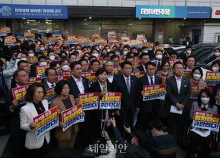 민주, 檢 '이재명 왼팔' 김용 체포·중앙당사 압수수색에 '발칵'