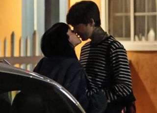 "데이트 즐기며…" '10살 연상' 가수와 길거리서 키스하는 장면 포착된 '2001년생' 여가수