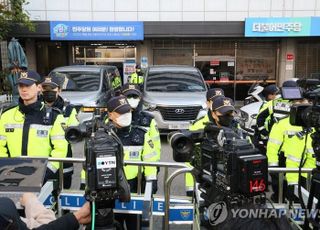 검찰, 8층 김용 부원장실 진입…변호인 입회 기다리는 中