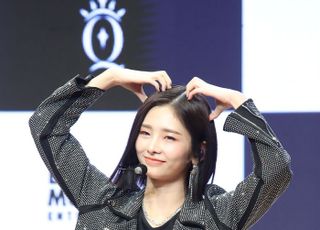 퀸즈아이 아윤 '깜찍 하트'