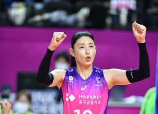 돌아온 김연경, 복귀전서 맹활약…어르헝에 한수 지도