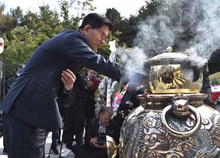 김문수 경사노위 위원장, 박정희 전 대통령 참배