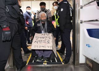 전장연 "이태원 참사 추모...지하철 시위 일주일 동안 멈춘다"