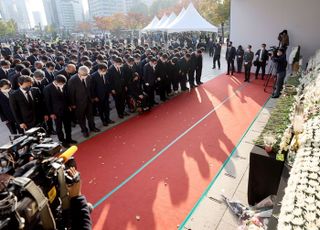 더불어민주당, 서울광장 이태원 합동분향소 조문