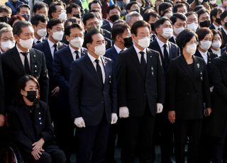 민주당 의원단, '이태원 참사' 서울광장 합동분향소 단체 조문