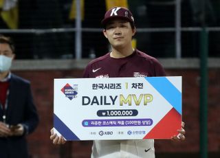 ‘1홈런 3타점’ 키움 전병우, KS 1차전 MVP