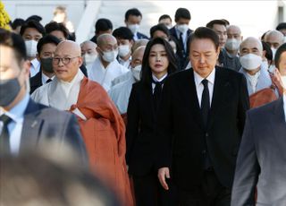 이태원 참사 추모 위령법회 참석하는 윤석열 대통령과 김건희 여사