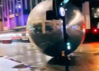 "영화 아니고 현실"…차량으로 돌진한 거대 은구슬, 도대체 무슨 일? (영상)