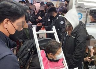 '애도 기간' 끝낸 전장연 지하철 시위 재개…출근길 혼잡
