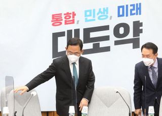 국민의힘 원내대책회의 들어서는 주호영-김석기