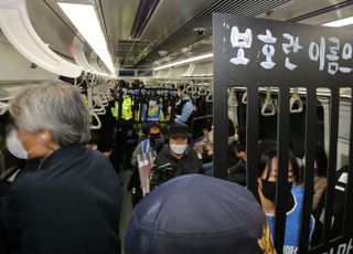 "숨 못 쉬겠다" 전장연 지하철 '출근길 시위' 민원 8120건
