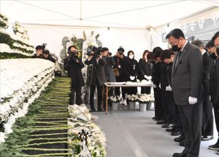 이태원 참사 희생자 합동분향소 찾은 정진석 비대위원장