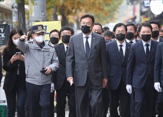 이태원 참사 현장으로 이동하는 정진석 비대위원장