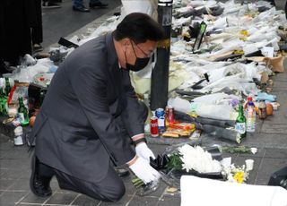 이태원 참사 추모공간 헌화하는 정진석 비대위원장