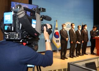대통령실 MBC 전용기 탑승 불허 통보 규탄하는 민주당 과방위원들