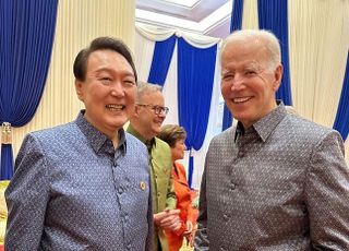 '캄보디아 전통 의상' 尹대통령, 갈라 만찬서 바이든·기시다와 환담