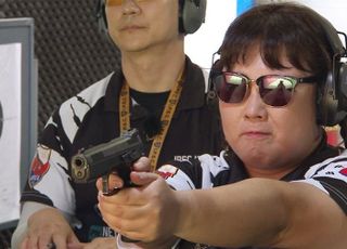 개그우먼 김민경, 사격 국가대표 됐다…도전 1년만