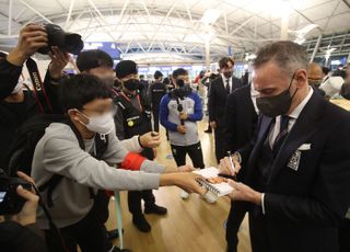 벤투 감독 '팬들에게 싸인은 기본'