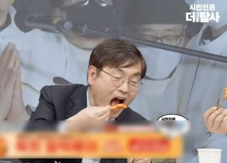 "떡볶이가 넘어갑니까"…더탐사, 희생자 호명 배경으로 "쫄깃한 밀떡" 떡볶이 먹방 