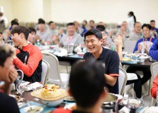 동료들 축하 받은 김민재, 카타르서 생일맞이