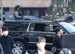 빈 살만 투숙 호텔 '철통보안'…무장 경호원 배치·꽁꽁 가린 가림막