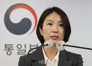 정부, '김일성·김정일 배지' 시신 北 인계 위해 1주일 더 기다린다