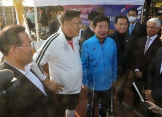 여야 국회의원 축구대회에서 대화하는 김진표-정진석-정몽규