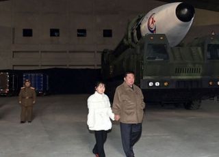 김정은, 최초 공개된 딸과 함께 ICBM 발사 참관…"핵에는 핵으로 대응"