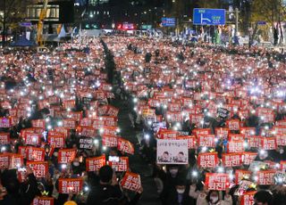 '중고생까지 동원'…대통령실 에워싼 '尹퇴진' 촛불집회