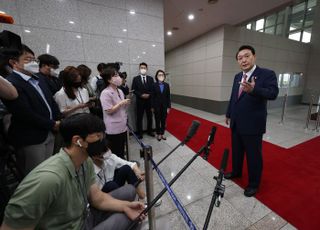 [속보] 대통령실 "윤대통령 도어스테핑 중단, 최근 불미스러운 일 때문"