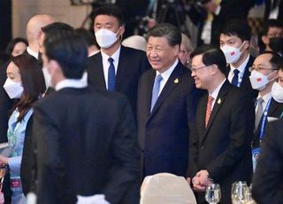 APEC 때 시진핑 옆에 서있던 홍콩 행정장관 코로나 확진