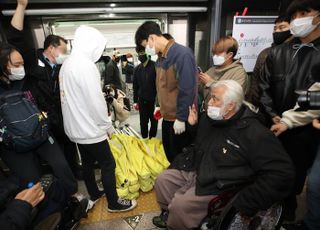 삼각지역서 농성 위해 천막치려고 했던 전장연, 경찰과 충돌