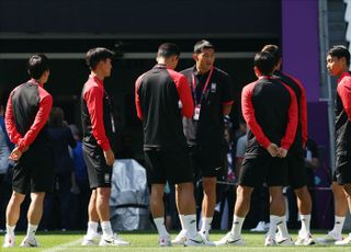 잔디 상태 살피며 대화하는 대한민국 축구대표팀 선수들