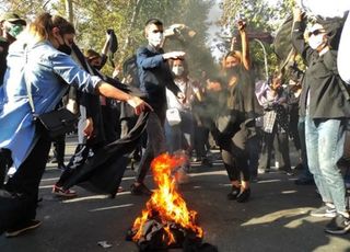 CNN “이란 당국, 체포된 ‘히잡 시위대’ 성폭행”
