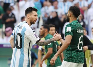 경기 후 사우디아라비아 선수들과 인사 나누는 리오넬 메시
