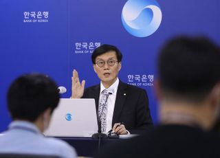 통화정책회의 결과 발표하는 이창용 한국은행 총재