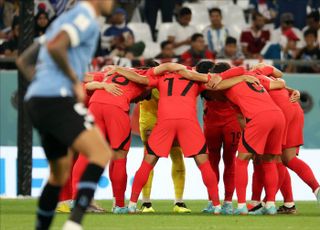 후반전 앞서 결의 다지는 대한민국 축구대표팀